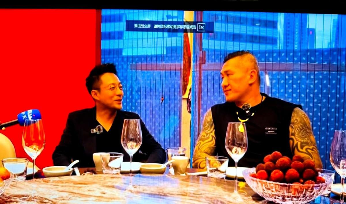 汪小菲麻六记上海店宴请网红馆长陈之汉！
6月12日，汪小菲在麻六记上海店招待湾湾