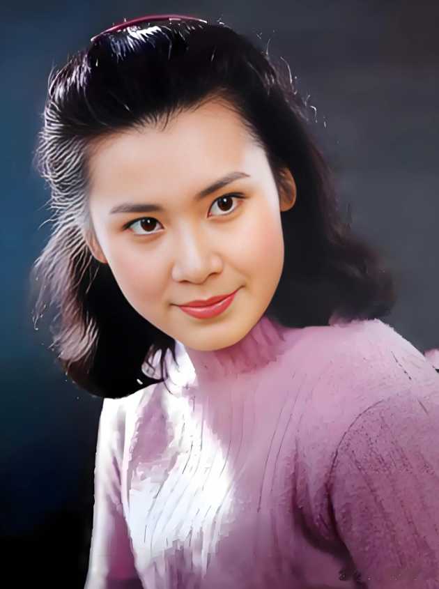 说她是八十年代内地影坛的一大美女，我想，应该没有什么异议吧。

她眼大如神，相貌