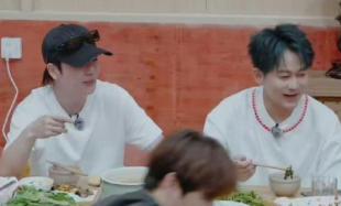 王栎鑫张远零帧起手！吃饭席间的仪式感直接拉满 ​​​