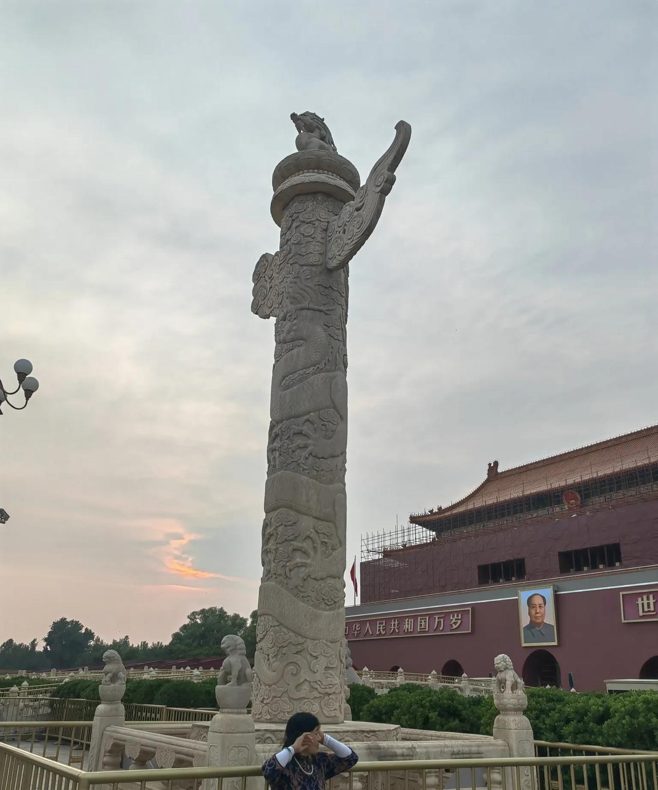 《观天安门降旗仪式有感》
 文/谷新光
金乌西坠暮云纷，圣地人潮世所闻。
丽日鸣