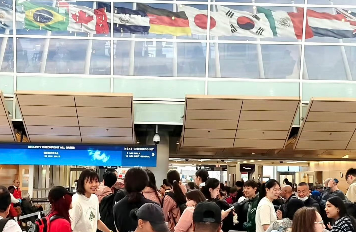 中国女排今日启程飞往✈️波兰，备战总决赛！网友今天早上在美国达拉斯机场，偶遇到正