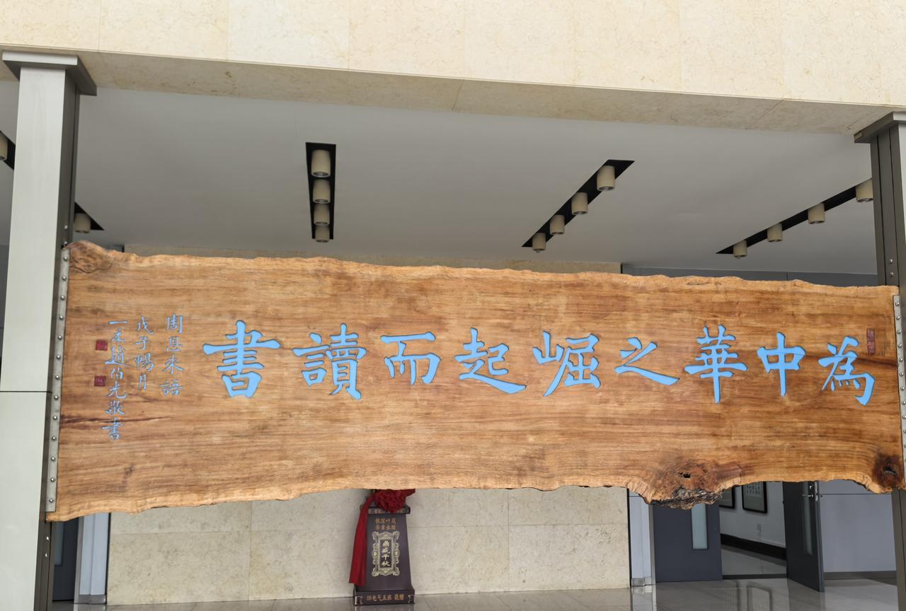 去天津理工大学中环信息学院看朋友家孩子。这虽是所三本院校，但校园、教学楼干净整洁