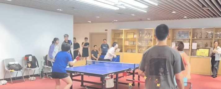 孙颖莎突然消失训练馆！
三天不见人，粉丝急到热搜爆。
厦门乒超现场，镜头扫遍角落