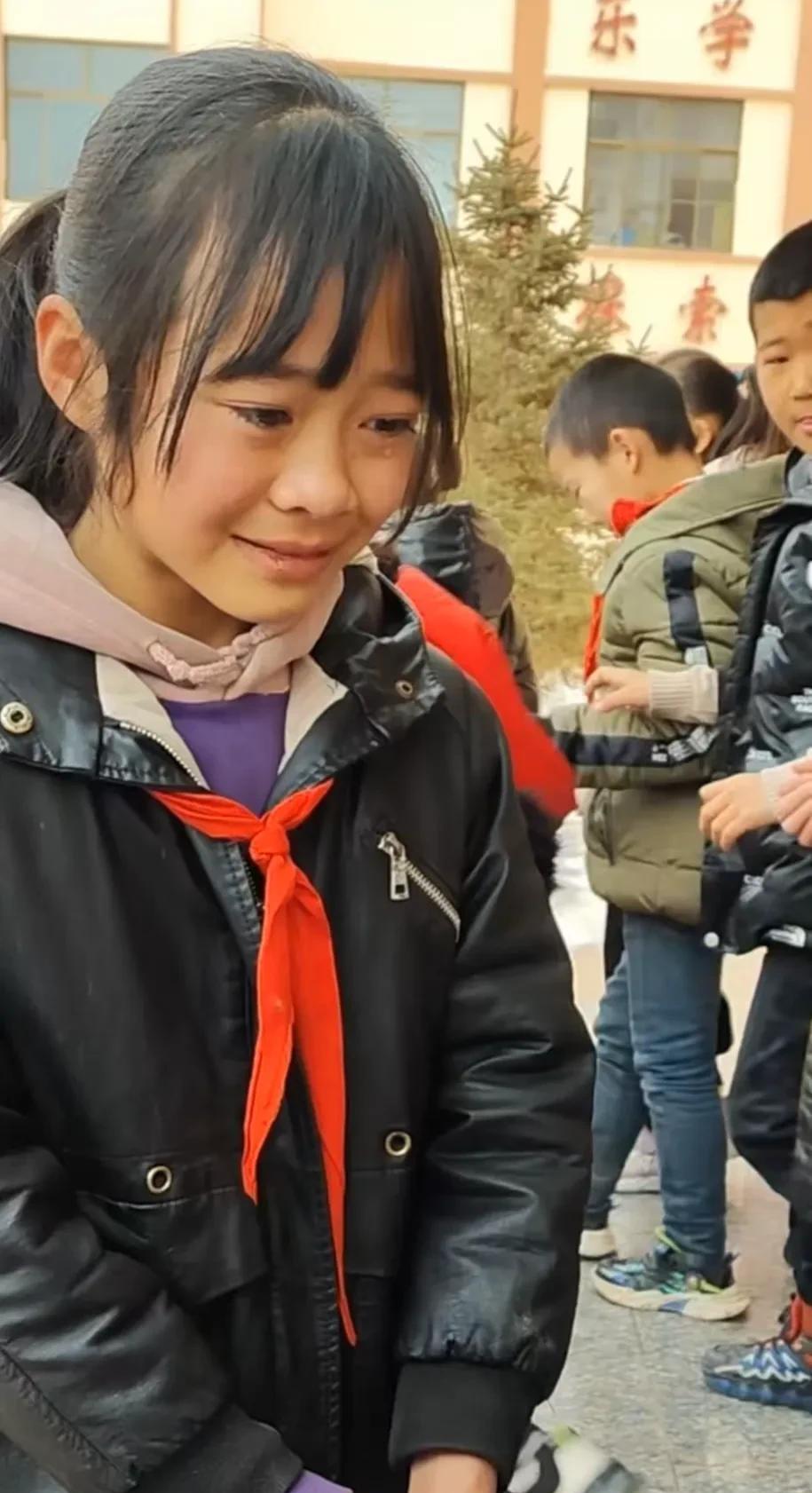 那个感动全网的女孩意外离世了，此前受残疾拾荒者胡雷资助，两人相见时女孩泪流满面的