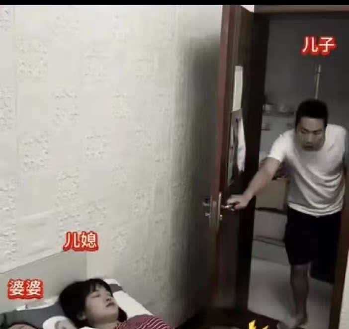“笑死人了”！山东有一男子深夜出差回来，推开家门，竟瞧见媳妇和母亲睡在同一张床上
