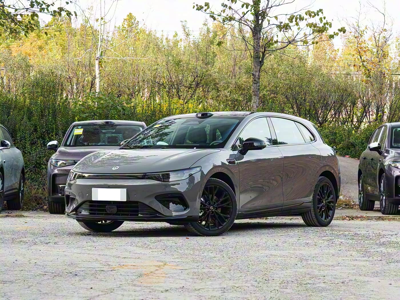 这款纯电两厢车限时9.28万起，配激光雷达+无框车门，续航超