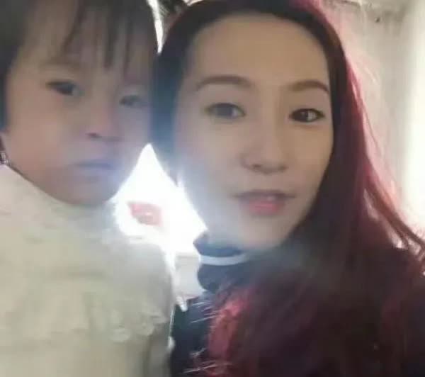 2019年宝马哥爆光辛巴的前妻女儿确实是存在

辛巴大女儿辛梓宁童年照，真的