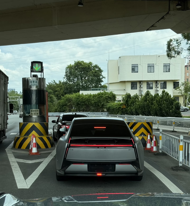 小鹏p7的尾灯真的很帅
网上大部分评论都说新p7的屁股造型不行，但是我觉得这个极