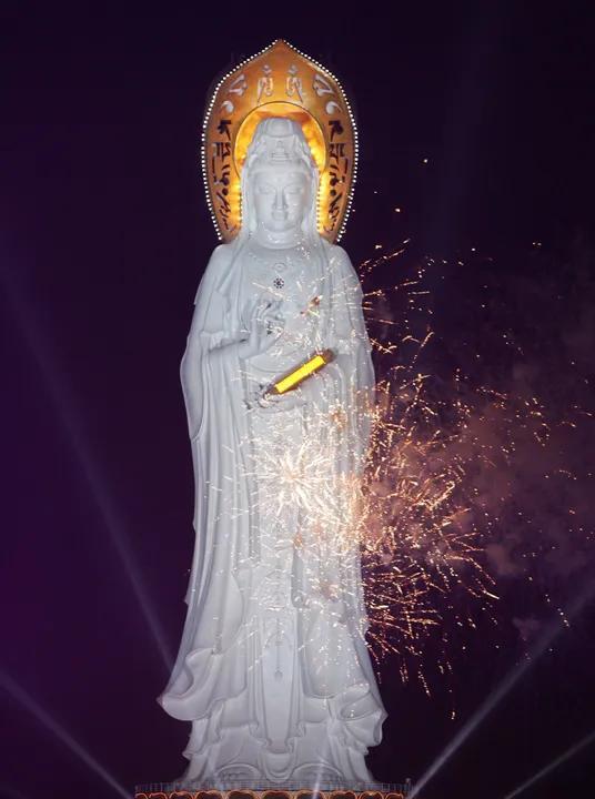 有时自己的
委屈无处诉说
听到大悲咒
的歌曲
泪水不停地
流下来
偶尔泪水
又流
