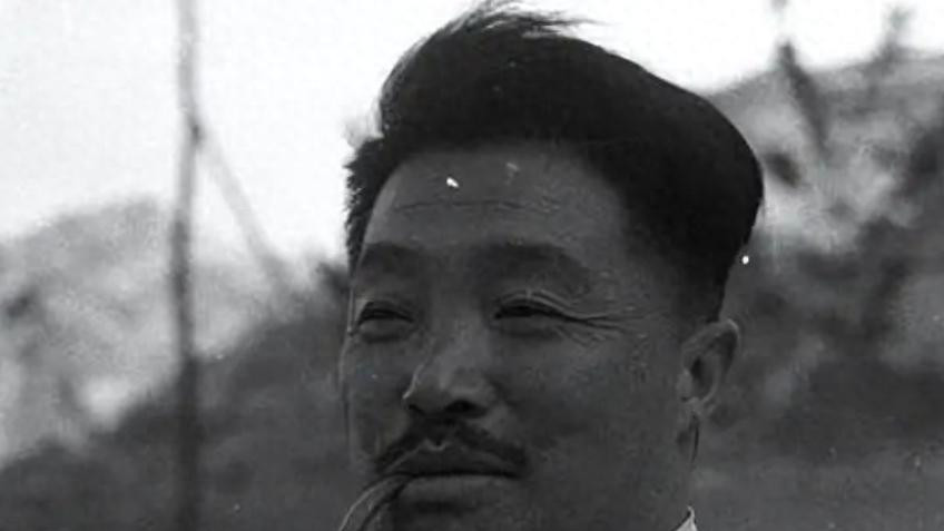 湖南一青年来访，被警卫员拦住，贺龙：拦着他干嘛，他是我儿子