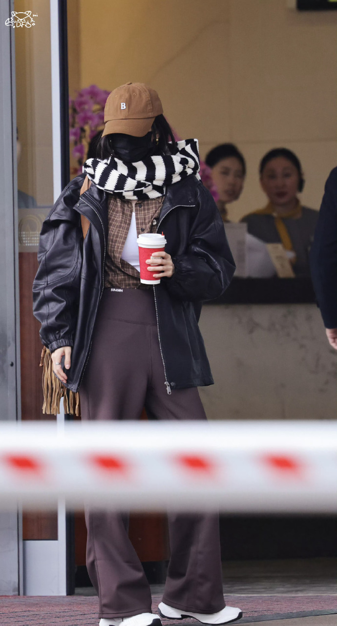 照片虽然没有露脸，但是气质和整体造型都很出众，这穿搭我先学了 ～