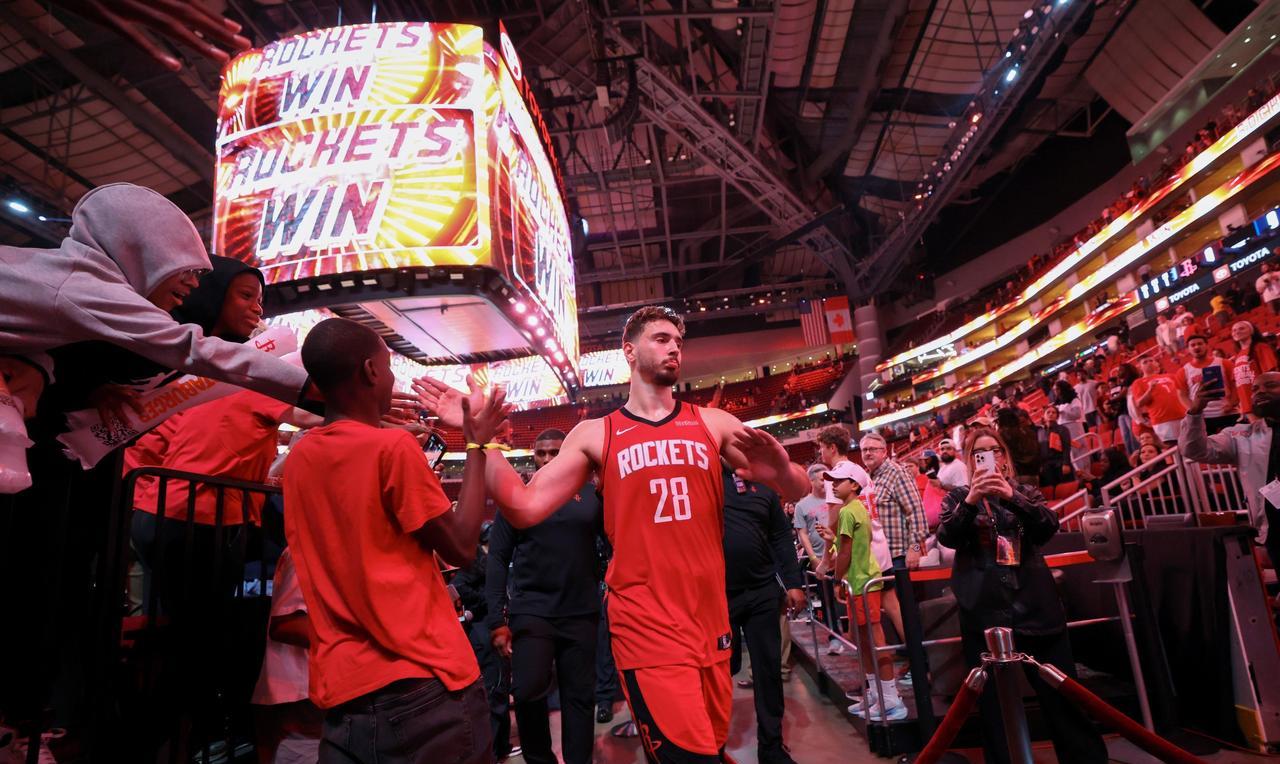 打马刺那场，阿门也是彻底哑火。全场12投4中，甚至其中还有4个三分球出手。那场我