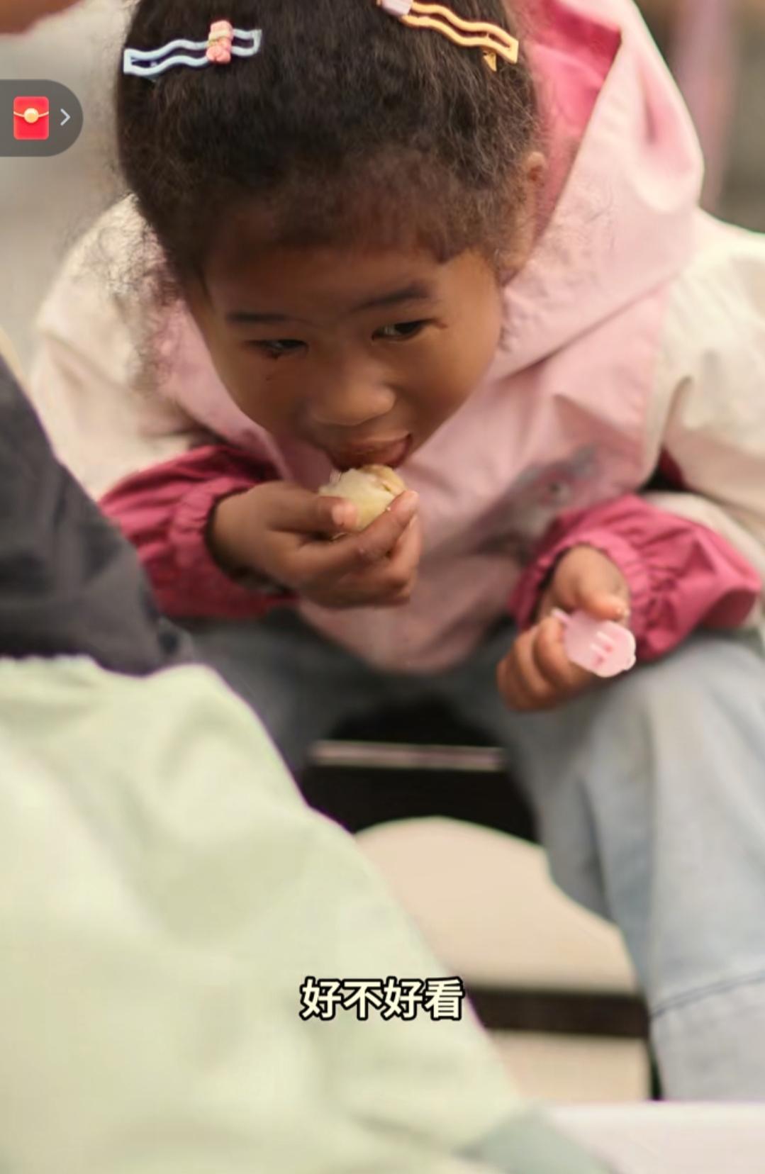 我预料到了菲儿会有人照顾
也预料到了王珊珊妈妈会帮忙
万万没想到有人会说孩子皮，