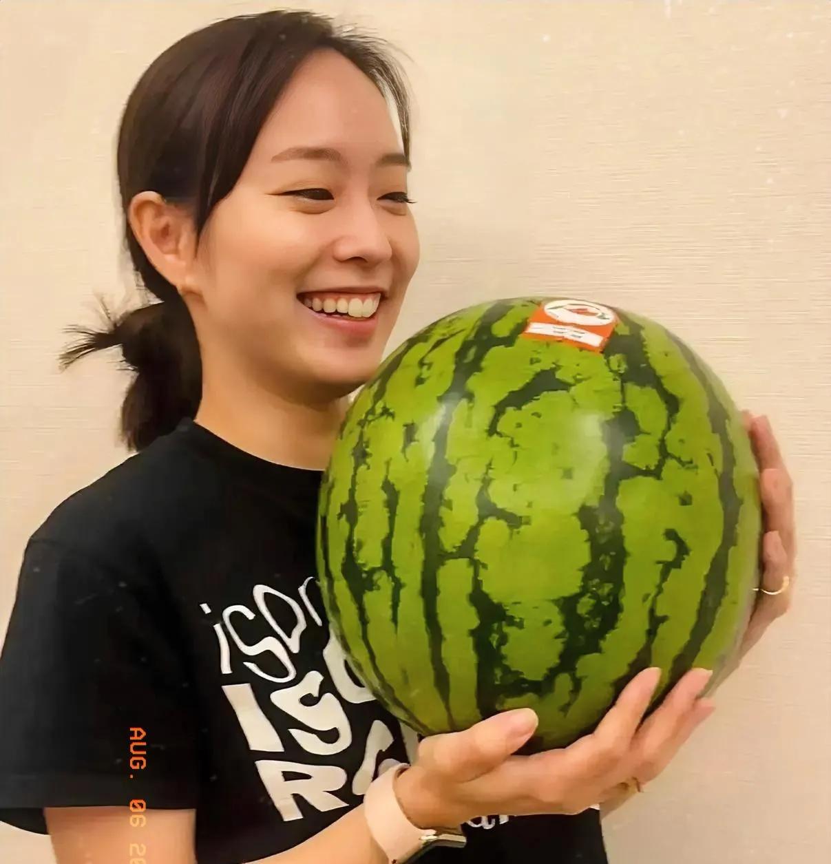 日本退役的乒乓球运动员石川佳纯，怀中抱着一个大西瓜，看她高兴的样子，应该是很久没