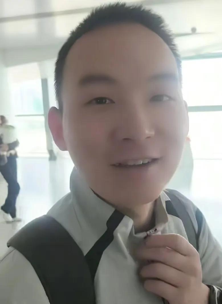 谢浩南大妹妹，
后悔了，
南京地面温度20度左右，
大妹妹穿了一件袄子，太热了。