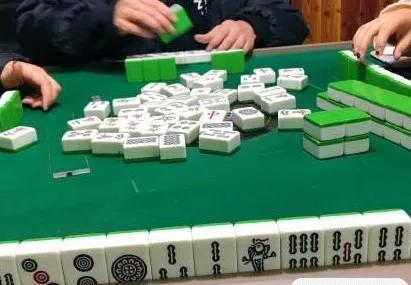我老公49岁，天天打麻将，却每天只赢不输，还给我几百块。



这事儿让我百思不