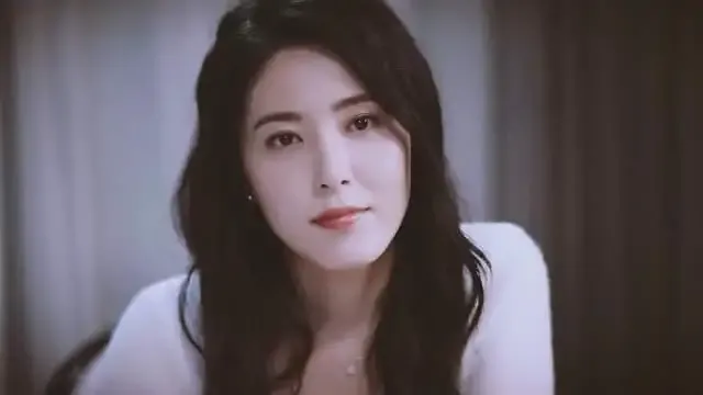 袁泉曾在一次采访中说:“我上大学的时候觉得很自卑，因为我们班的女生曾黎很漂亮，在