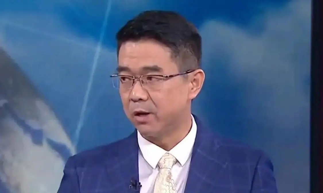 宋忠平怒批泽连斯基：演戏成瘾，拿国家做赌注！
军事评论员宋忠平在接受媒体采访时直
