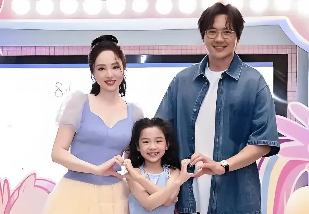 董璇，天塌了！

和高云翔离婚后，董璇就成了“单亲妈妈”，独自抚养女儿，最近