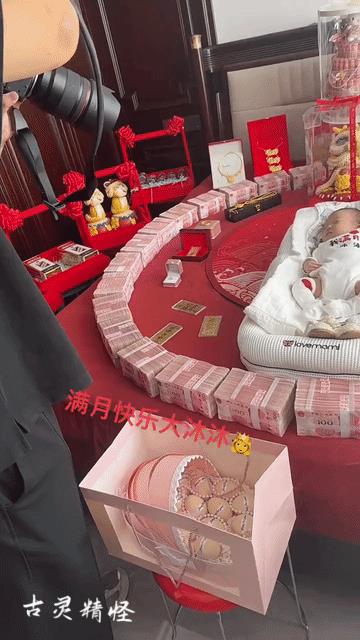 满月孩子爷爷奶奶给的礼物，可能是农民种一辈子的田也攒不了这么多