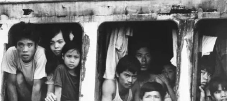 1975年后，20万越南难民逃进香港，香港全部接收了，给了他们香港身份，听说他们