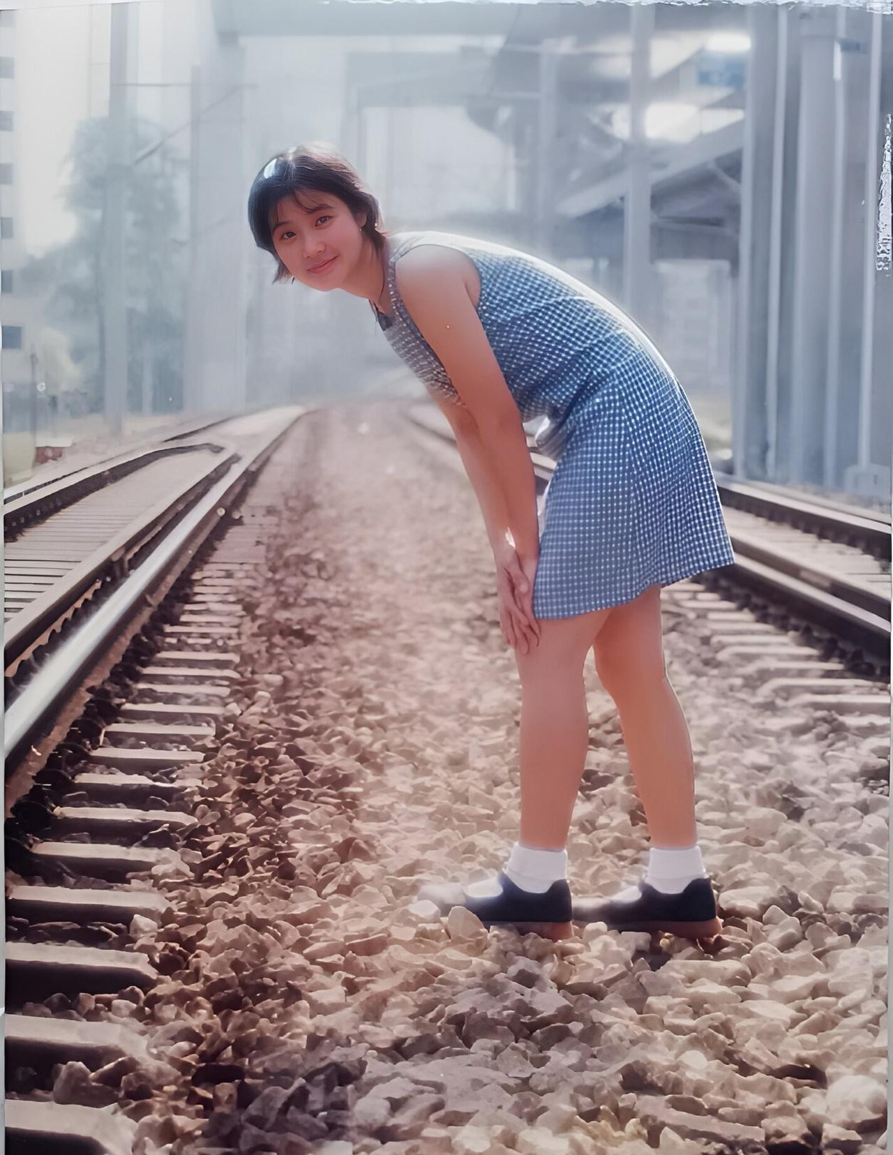 1999年，在广州石围塘附近铁路上和女友游玩时的照片。