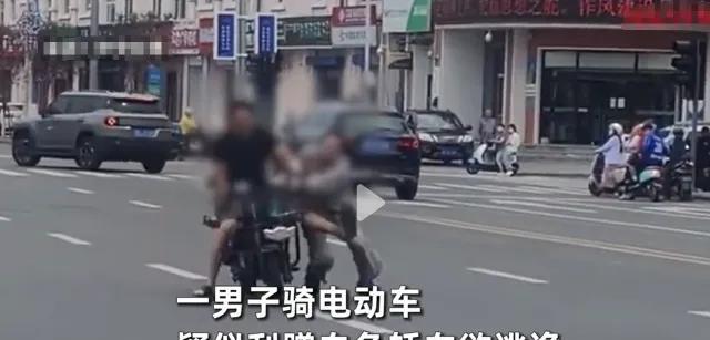内蒙古呼伦贝尔，一男子骑着一辆电动车剐蹭到路边的白色轿车后，扭头骑车就跑，女车主
