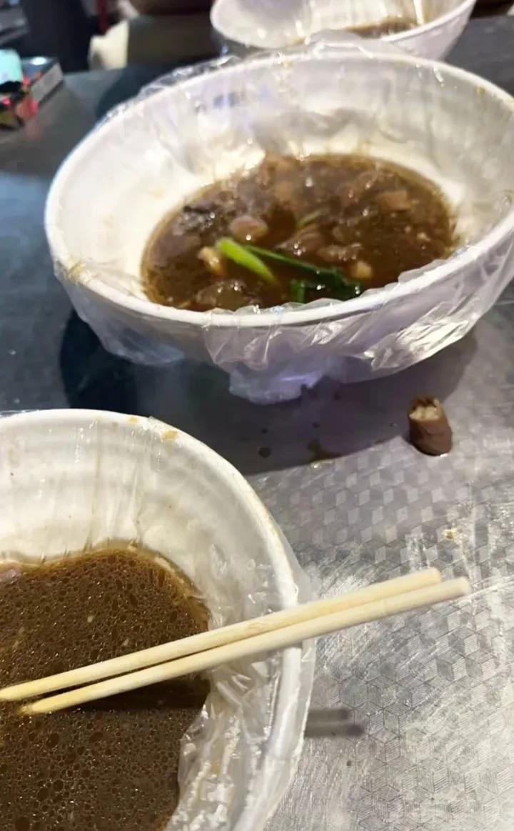 在街上摆摊的牛杂档吃了两碗面加半碗青菜和牛杂，收费96元。
       近日，