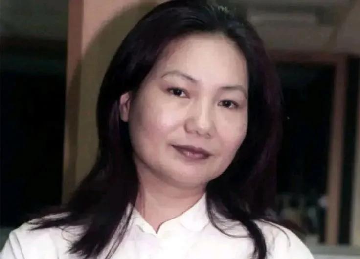 最近，老S（黄春梅）被爆料每周购买数盒4800台币的奢华蛋糕，引发争议。 她之前
