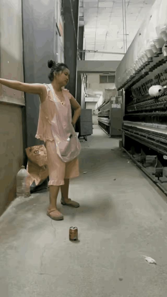 看看现在资本家有多可恨！
为了防止员工偷懒，整个车间没有一张凳子，员工站着工作8
