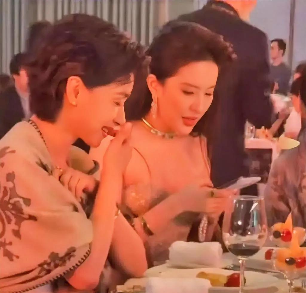 白玉兰提名晚宴  内场，刘亦菲  万茜 坐在一起，刘亦菲上菜后拿出手机拍照，原来