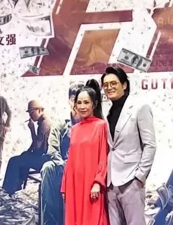 周润发夫妇亮相红毯，发哥胖了，笑的很开心，夫人大红裙装，同色系大高跟凉鞋，朝天马