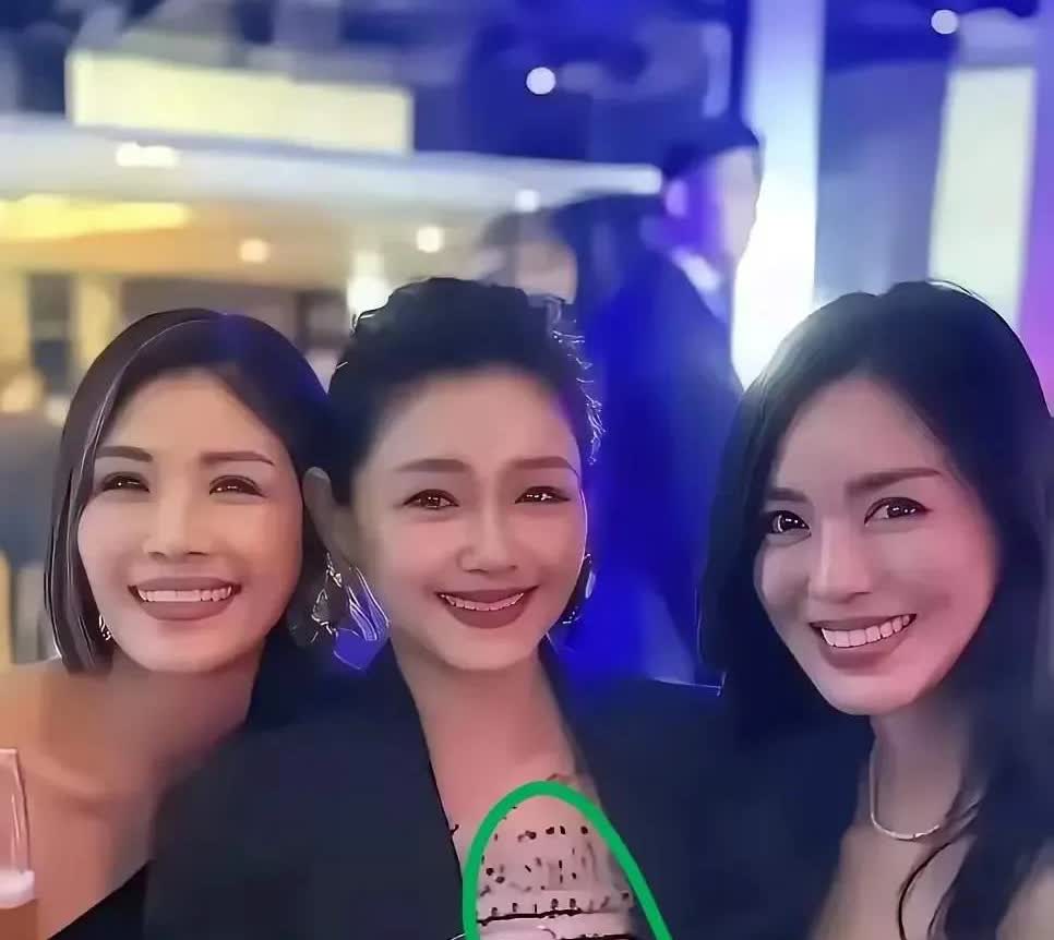 有人说，大S生前最后一次出现在公众面前，穿的还是刷汪小菲卡买的衣服，是心里还是放