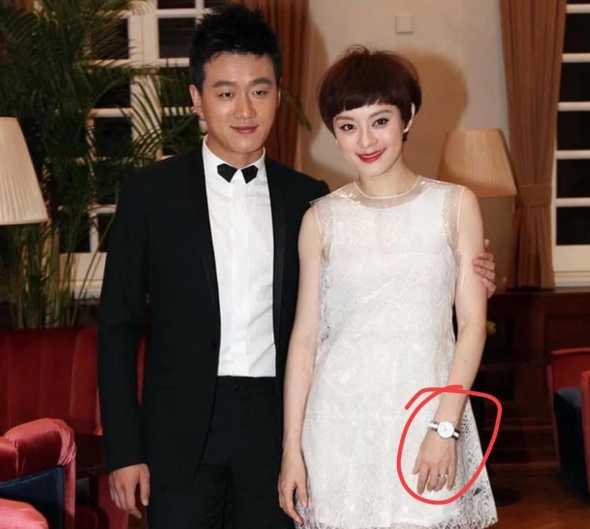 那天刷到老照片突然想唠这个事
邓超孙俪婚礼上佟大为喝得站都站不稳 新娘子走过来