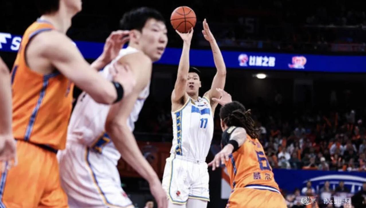 周琦说：“5号位球员搭配一个能够支配球的4号位是最好的，这样就会在攻防两端都能节