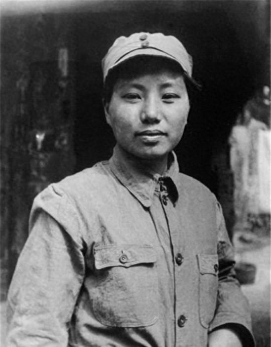 1933年，16岁的李开芬被活埋，这时，政治部主任张琴秋骑马冲了过来，高喊：“她