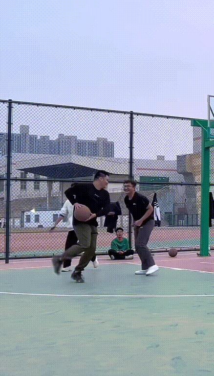 这在球场，队友都反应不来啊[捂脸]