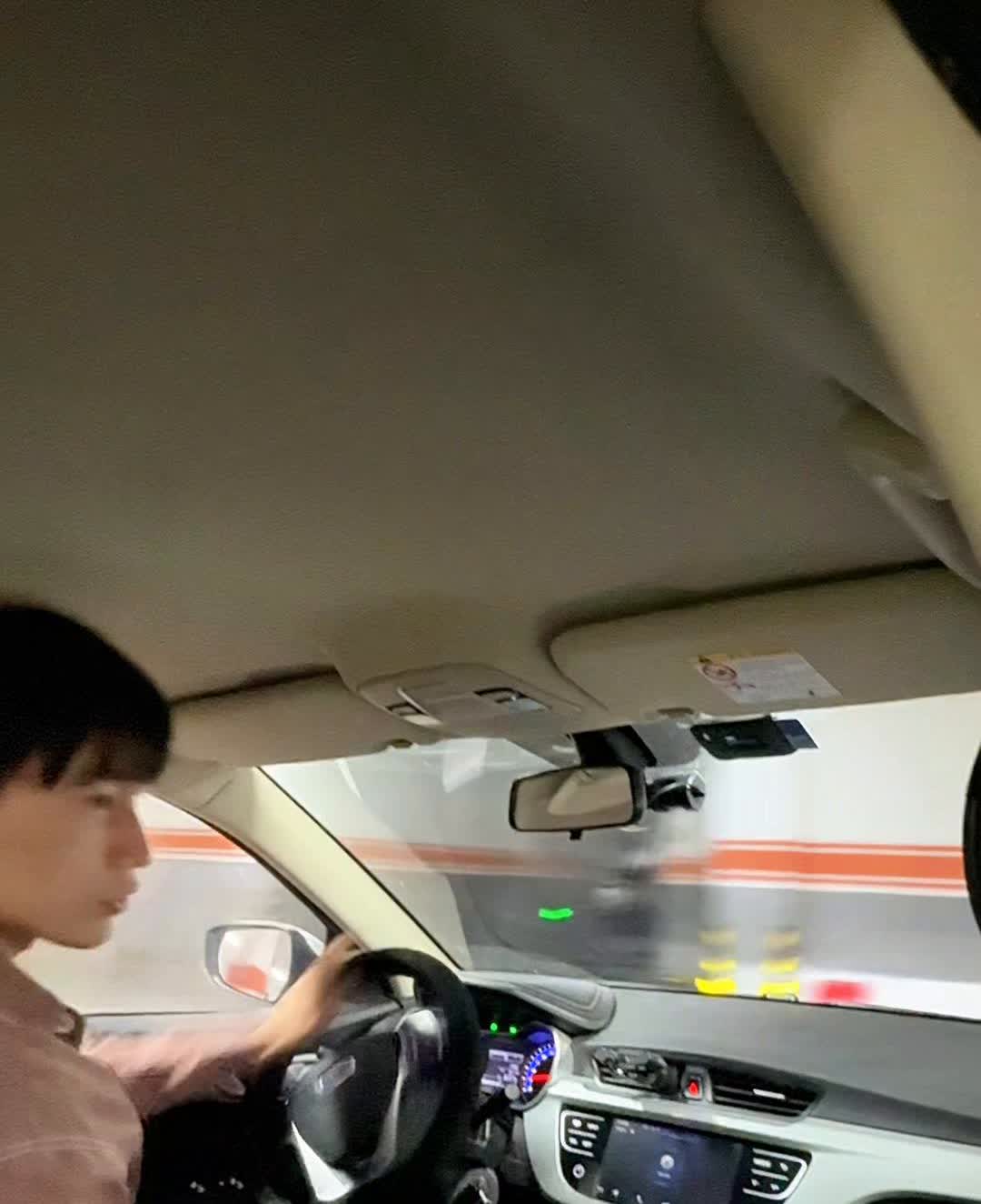 开手动挡最怕你单手打方向盘。
开手动挡最怕你单手打方向盘，要是把单手打方向学会