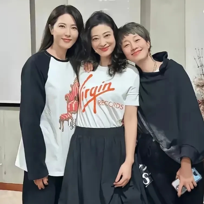 三位都是美女，曾黎，梅婷和马伊俐，在娱乐圈都是观众喜欢的演技派演员，感觉梅婷和马
