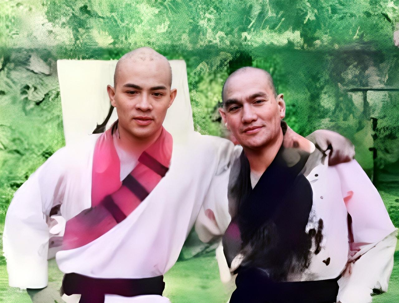 这是李连杰与孟耿成在一起。孟耿成虽然在老版《水浒传》中饰演过时迁，但他的名气远远