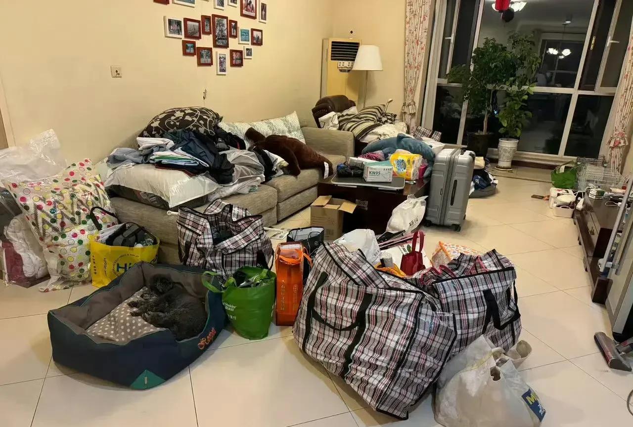 亲戚的高中陪读生涯结束了，站在租住了三年的小区，感慨万千。
这三年，经济账一算惊