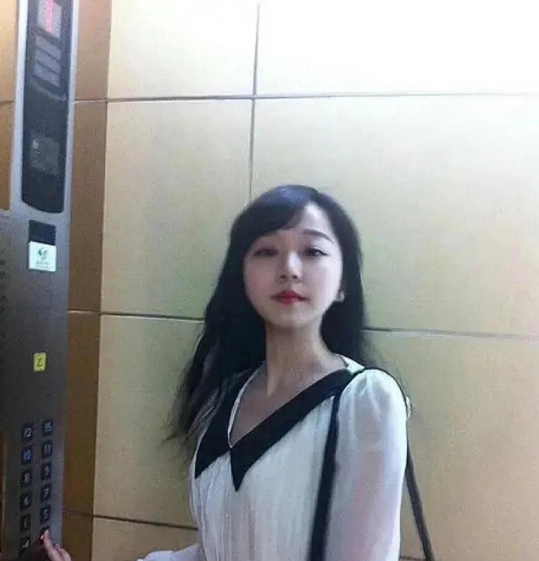 夏露长得就是漂亮，脸庞清纯又身材好，皮肤更是白皙无瑕，而且她还早早的遇到了马龙结