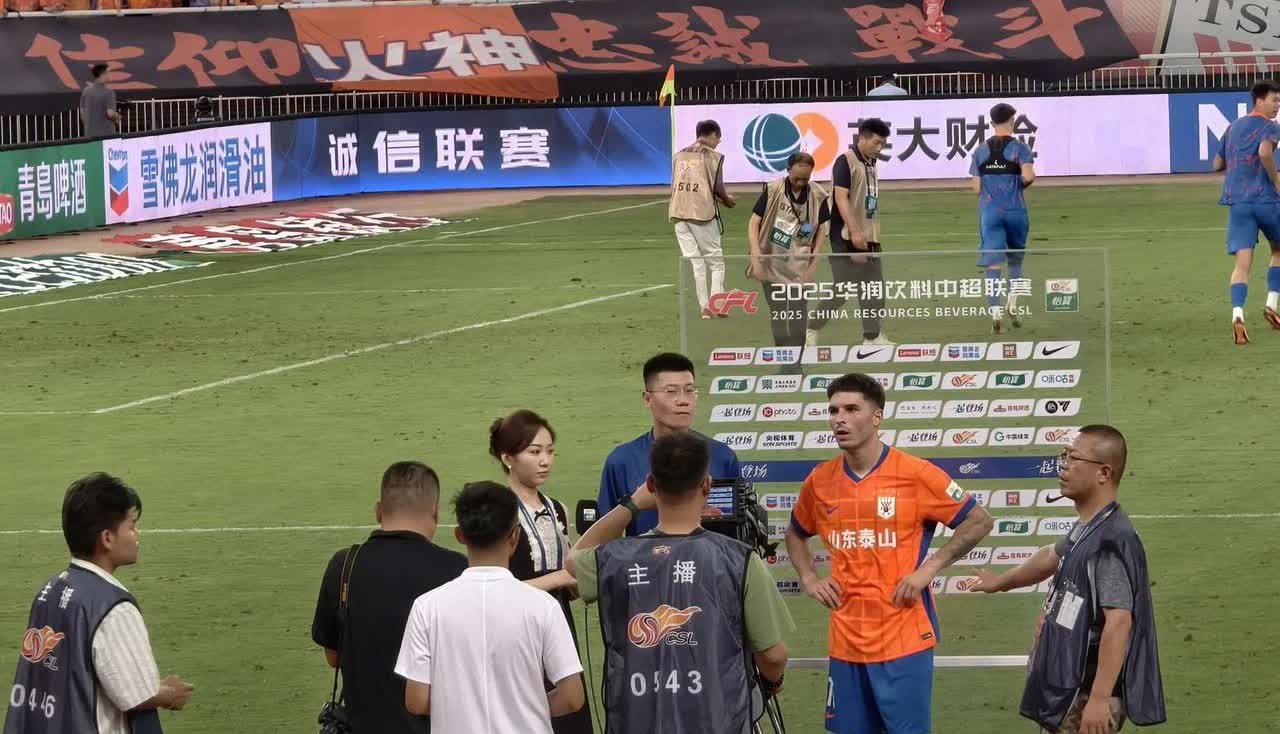 泰山队这是找了个啥外援？速度怎么可以这么慢？那个球的回追太吓人了。
从这一场比