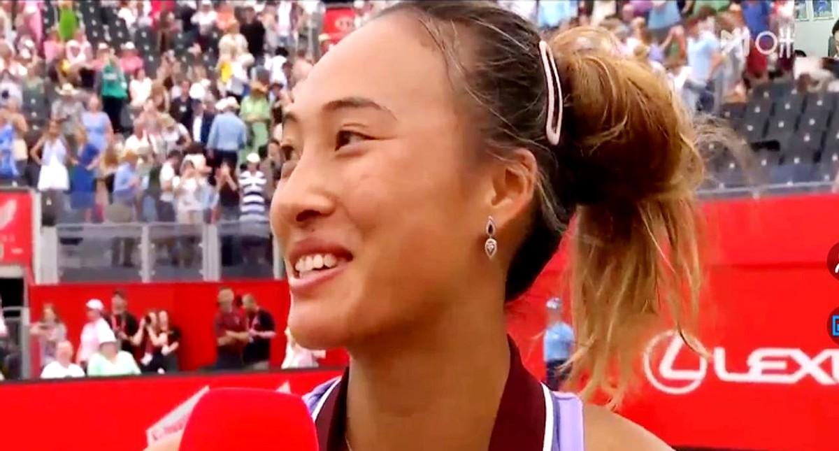 郑钦文在直落两局，以2:0（6:2、6:4）击败本土作战的前美网冠军拉杜卡努后，