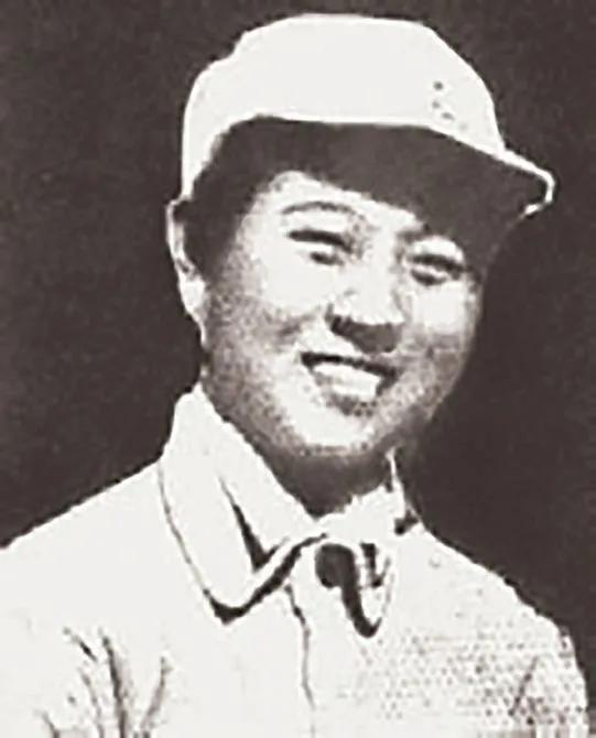 1941年，一位双腿残疾的女战士被日军包围，日军欣喜若狂地就要扑过来：“女八路，