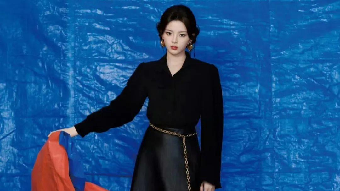 【华表奖红毯厮杀：小花美艳却输给大花？46岁章子怡一个眼神赢麻了！】