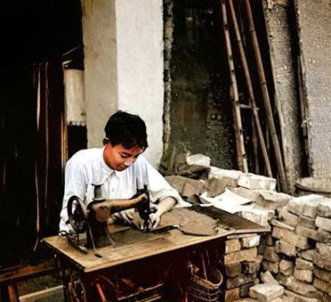 1941年，日军对重庆进行狂轰滥炸。日军轰炸之后，重庆残垣断壁、瓦砾遍地，人心惶
