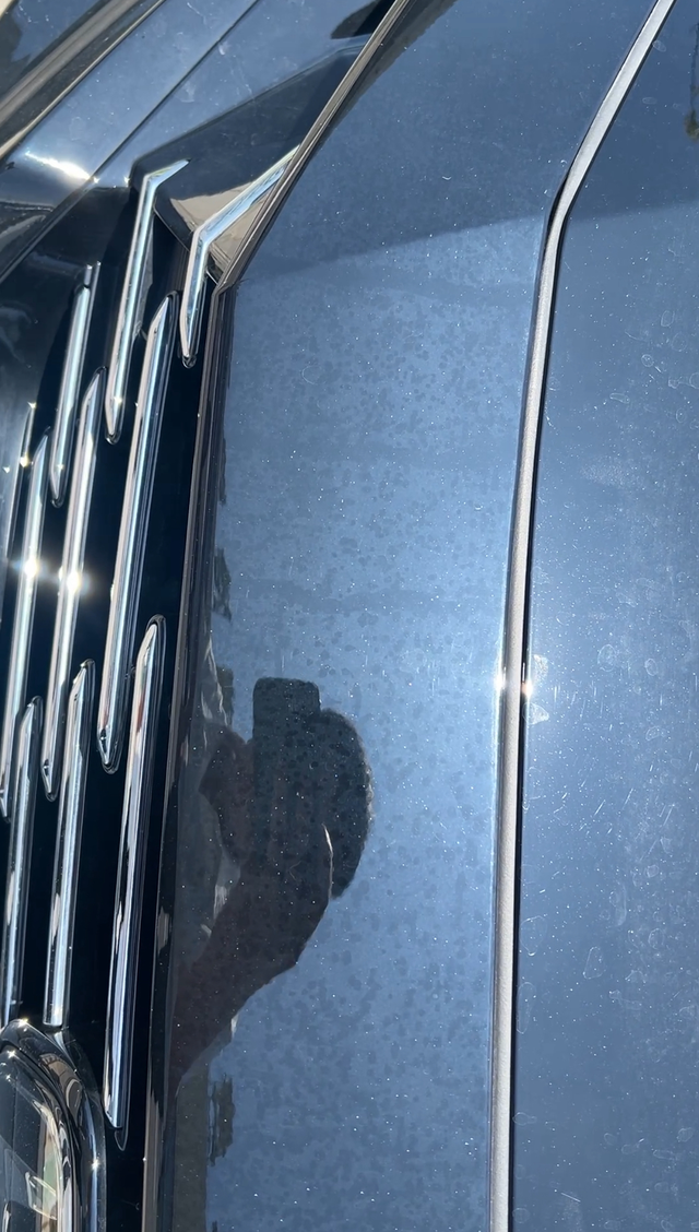 各位大神这是啥
刚提的新车，去某虎工作人员说是跑了高速就有了，不是水渍，有啥解决