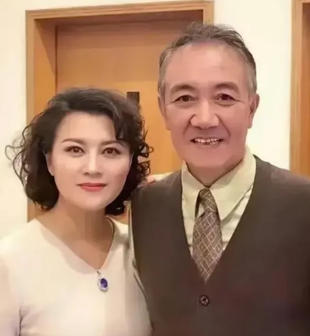 他们俩是夫妻，一晃眼，李幼斌也成了小老头了，满头的白发，老人味十足。但她的妻子美