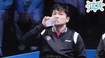 又又又一次翻看这届全运会男团决赛，每翻一次都要感叹东东怎么会这么好！
东东刚坐回